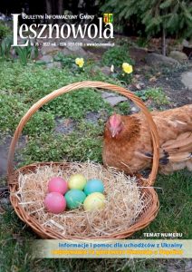 Kura i koszyk z 6 jajkami na trawie