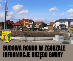 Czarny napis "BUDOWA RONDA W ZGORZALE - INFORMACJE URZĘDU GMINY". Zdjęcie budowy ronda. W tle maszyny budowlane i domy.