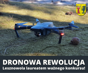 Biały napis DRONOWA REWOLUCJA Lesznowola laureatem ważnego konkursu!" na ciemnym tle. Obrazek drona na ziemi. Herb Gminy Lesznowola w prawym górnym rogu.