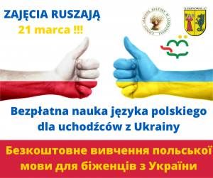 Niebieski napis "Bezpłatna nauka języka polskiego dla uchodźców z Ukrainy" na białym tle. Żółty przetłumaczony na język ukraiński napis "Bezpłatna nauka języka polskiego dla uchodźców z Ukrainy". W prawym górnym rogu znajduje się Herb Gminy Lesznowola, Logo Gminnego Ośrodka Kultury i Logo Gminnej Biblioteki. W centralnym miejscu obrazka znajdują się dwie ręce z wyciągniętymi kciukami (z lewej w kolorze flagi Polski z z prawej w kolorze flagi Ukrainy).