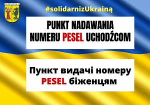 Czarny napis "PUNKT NADANIA NUMERU (PESEL - czerwony) UCHODŹCOM" na białym tle. Identyczna sytuacja w przypadku tłumaczenia, które znajduję się niżej.