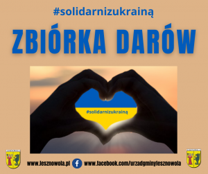 Niebieski napis "Zbiórka darów" oraz "#solidarnizukrainą" na brzoskwiniowym tle. W centralnej części dłonie w kształcie serca na fladze Ukrainy.