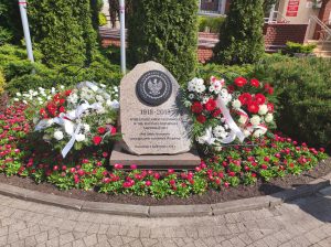obelisk upamiętniający odzyskanie przez Polskę Niepodległości oraz złożone wieńce