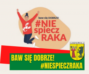 Żółty napis "BAW SIĘ DOBRZE! #NIESPIECZRAKA" na zielonym tle. Dziewczyna w rzerwonej bluzie z białym rakiem skacze do góry.