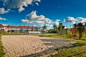 Boisko do siatkówki plażowej.