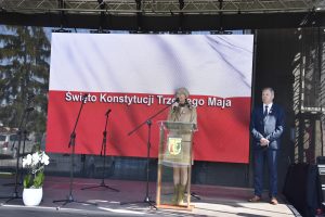 Na srodku sceny przemawia Wójt Maria Jolanta Batycka-Wąsik, po prawej stronie Sekretarz Gminy Lesznowola Jan Wysokiński