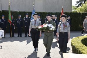 W oddali Urząd Gminy Lesznowola i pomnik. Przemawiaie honorowy gość Pan Janusz Kazimierczak