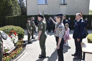 Harcerze wraz z delegacją Klubu PO w Gminie Lesznowola składaja wiazanke przed pomnikiem