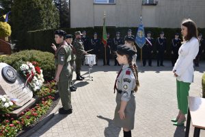 Radna Koalicji Obywatelskiej wraz z harcerzami przed złożeniem kwiatów
