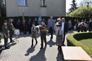 delegacja Jednostek Organizacyjnych Gminy Lesznowola przed złożeniem kwiatów