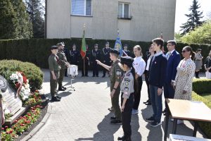 społeczność SP w Zamieniu oraz harcerze przed pomnikiem pamiatkowym