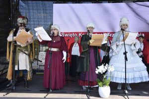 Na scenie aktorzy Teatru TELIMENA odczytują fragmenty Konstytucji