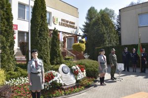przy pomniku pamiątkowym stoja harcerze pełniacy wartę. Na tyłach Urząd Gminy Lesznowola