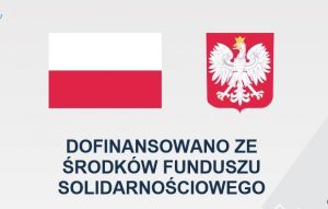 Flaga i godło Polski na szarym tle. Poniżej granatowe napisy.