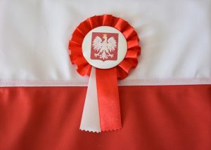 Kotylion RP leży na fladze Polski.