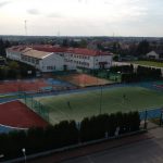 Kompleks sportowy w Nowej Iwicznej z lotu ptaka.