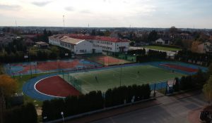 Kompleks sportowy w Nowej Iwicznej z lotu ptaka.