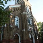 Budynek kościoła z czerwonej cegły