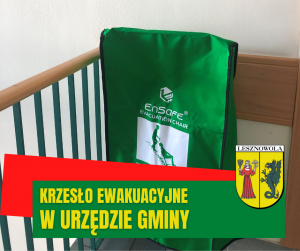 Żółty napis "Krzesło ewakuacyjne w Urzędzie Gminy" na zielonym tle.