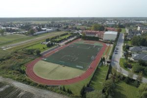 Stadion w Lesznowoli z lotu ptaka.