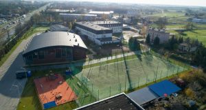 Szkoła Podstawowa w Mrokowie wraz z halą sportową, kompleksem boisk i placem zabaw z lotu ptaka