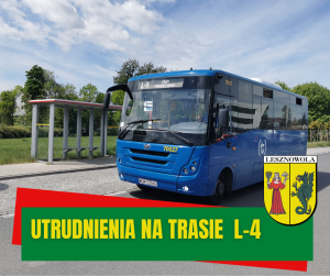 W centralnej części obrazka znajduje się niebieski autobus, który przyjechał na przystanek. Żółty napis "UTRUDNIENIA NA TRASIE L-4" na zielonym tle.