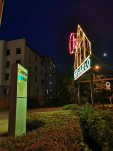 Zabytkowy neon z dawnego KPGO Mysiadło.