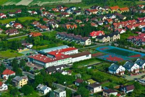 Zespół Szkół w Nowej Iwicznej z lotu ptaka oraz okoliczna zabudowa jedno i wielorodzinna