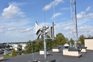 Dach budynku. Na dachu anteny i system ostrzegania i alarmowania ludności o zagrożeniach.