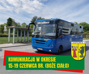 Żółty napis "Komunikacja w okresie 15-19.06 br. (Boże Ciało)" na zielonym tle. Herb gminy z prawej strony. W tle niebieski autobus podjechał na przystanek.