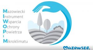 Napis "Mazowiecki Instrument Wsparcia Ochrony Powietrza i Mikroklimatu" na białym tle. Obrazek pól i drzew, które otacza ręka.