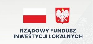 Flaga i Godło Polski. Czarny napis "RZĄDOWY FUNDUSZ INWESTYCJI LOKALNYCH" na szarym tle. W prawym dolnym rogu znak wodny Godła Polski.