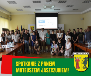 Żółty napis "Spotkanie z Panem Mateuszem Jaszczukiem!" na zielonym tle. Na obrazku znajduje się dużo osób.