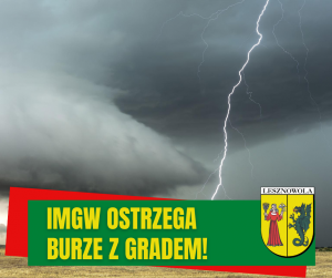 W centralnej części ilustracji ciemne chmury przecięte błyskawicą, na dole czerwnony pasek zasłonięty przez pasek w kolorze zielonym, na którym znajduje się napis zółtymi oliterami: IMGW ostrzega burze z gradem! Na zielonym pasku po prawej herb Gminy Lesznowola - na zółtej tarczy od lewej postać kobiety w czerwonej sukience, od prawej postać zielonego smoka, u góry na bialym pasku napis Lesznowola.
