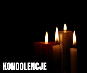 Na czarnym tel cztery zapalone świeczki, na dole od lewej napis białymi literami: KONDOLENCJE.