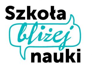 Czarny napis "Szkoła" i "nauki" na białym tle.