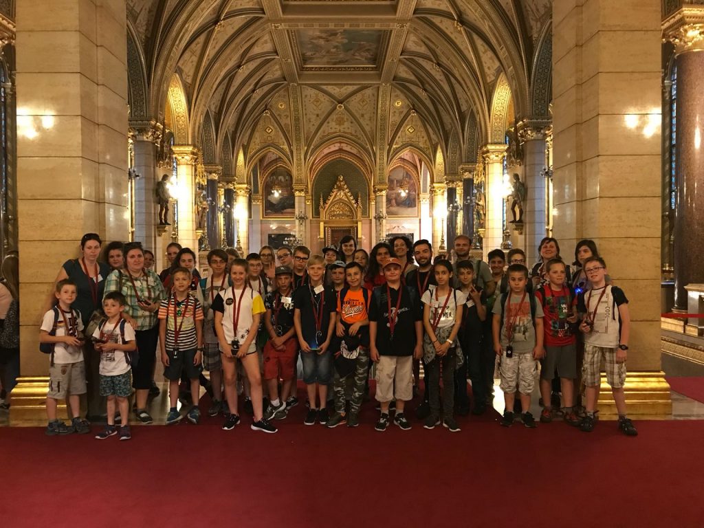NAuczyciele i klasa dzieci w budynku parlamentu w Budapeszcie.