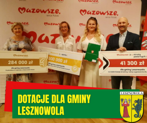 Cztery osoby stoją trzymając w dloniach prostokątne plansze