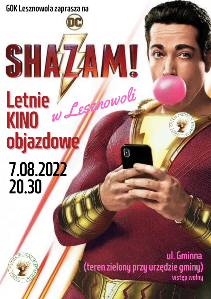 Ciemno włosy męższczyzna robi balona z różowej gumy do żucia. W ręku trzyma telefon.