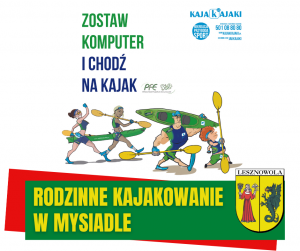 Żółty napis "Rodzinne kajakowanie w Mysiadle" na zielonym pasku. W tle cztery postacie idą z kajakami.