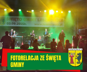 kONCERT ZESPOŁU NA SCENIE, ZIELONE I ZÓŁTE ŚWIATŁA REFLEKTORÓW. NA DOLE ZIELONY PASEK Z NAPISEM: FOTORELACJA ZE ŚWIĘTA GMINY LESZNOWOLA. PO PRAWEJ NA DOLE HERB GMINY.