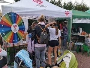 Stoisko Fundacji Kochaj Życie z kołem fortuny.