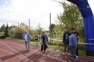 Prezes Fundacji Kochaj Życie - pani Małgorzata Nowotnik przemawia na mecie.
