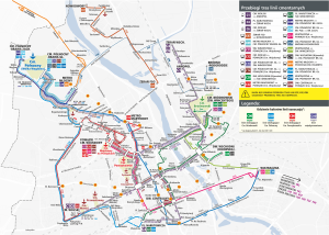 Mapa Warszawy z zaznaczonymi trasami autobusów.