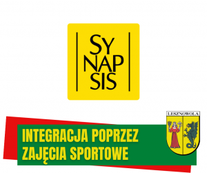 Żółty napis "Integracja poprzez zajęcia sportowe" na zielonym pasku. W tle logo Pracowni SYNAPSIS.