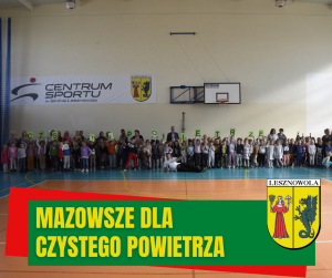 Żółty napis "Mazowsze dla czystego powietrza" na zielonym pasku. W tle dużo dzieci i osób dorosłych.