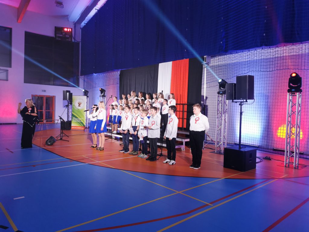 Sala gimnastyczna, występ chóru.