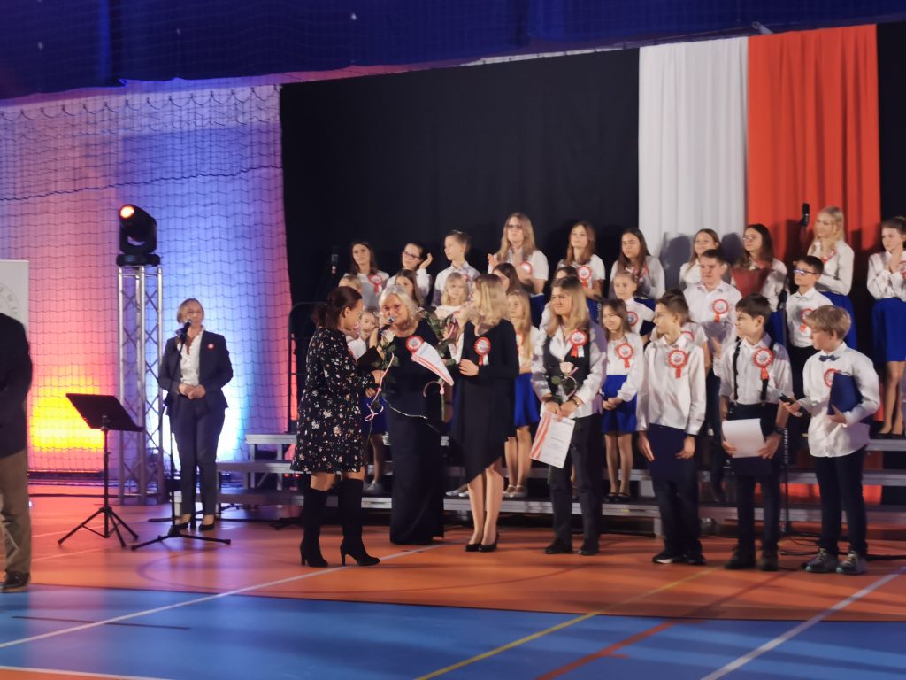 Hala sportowa, uroczystość patriotyczna.