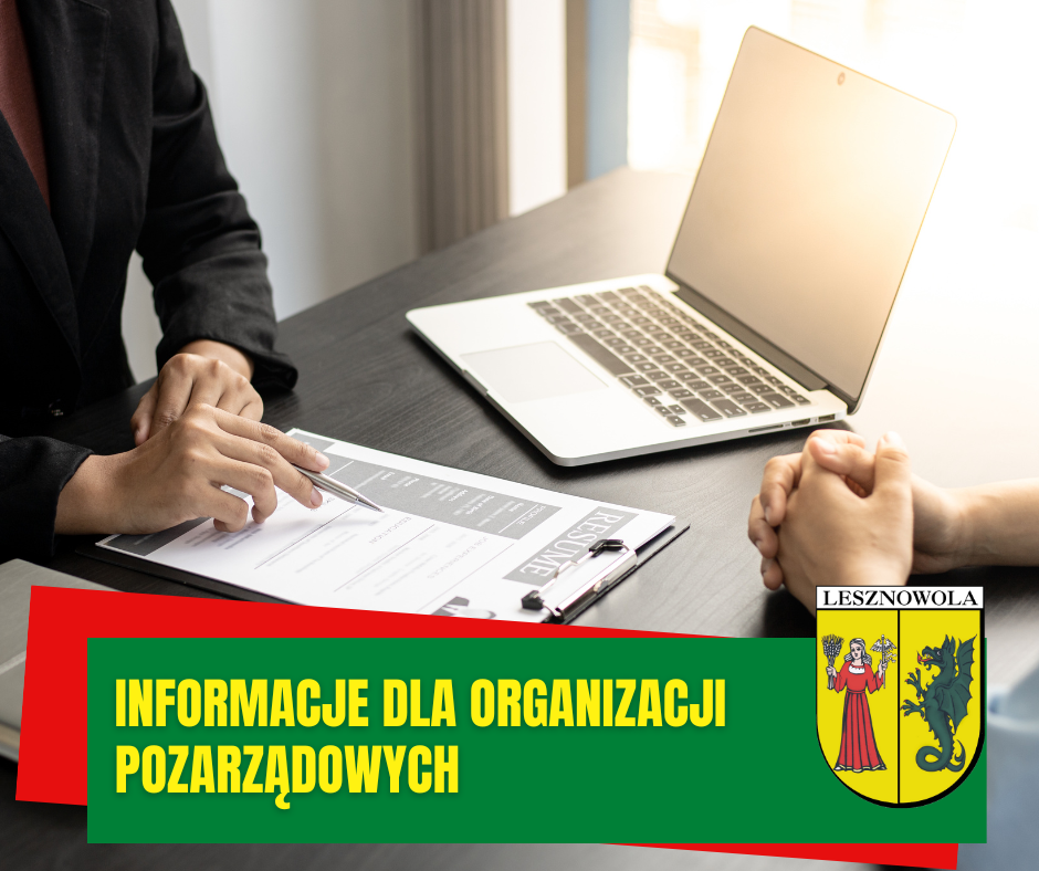 Biurko, otwarty laptop dłonie na biurku. Na dole na zielonym paski napis żółtymi literami: INFORMACJE DLA ORGANIZACJI POZARZĄDOWYCH, obok herb gminy.