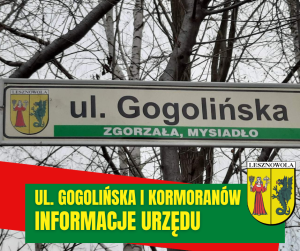 Na tle drzew tablica informacyjna z nazwą: ul. Gogolińska. Na dole na zielonym pasku napis: UL. GOGOLIŃSKA I KORMORANOW INFORMACJE URZĘDU, po prawej na dole herb gminy.